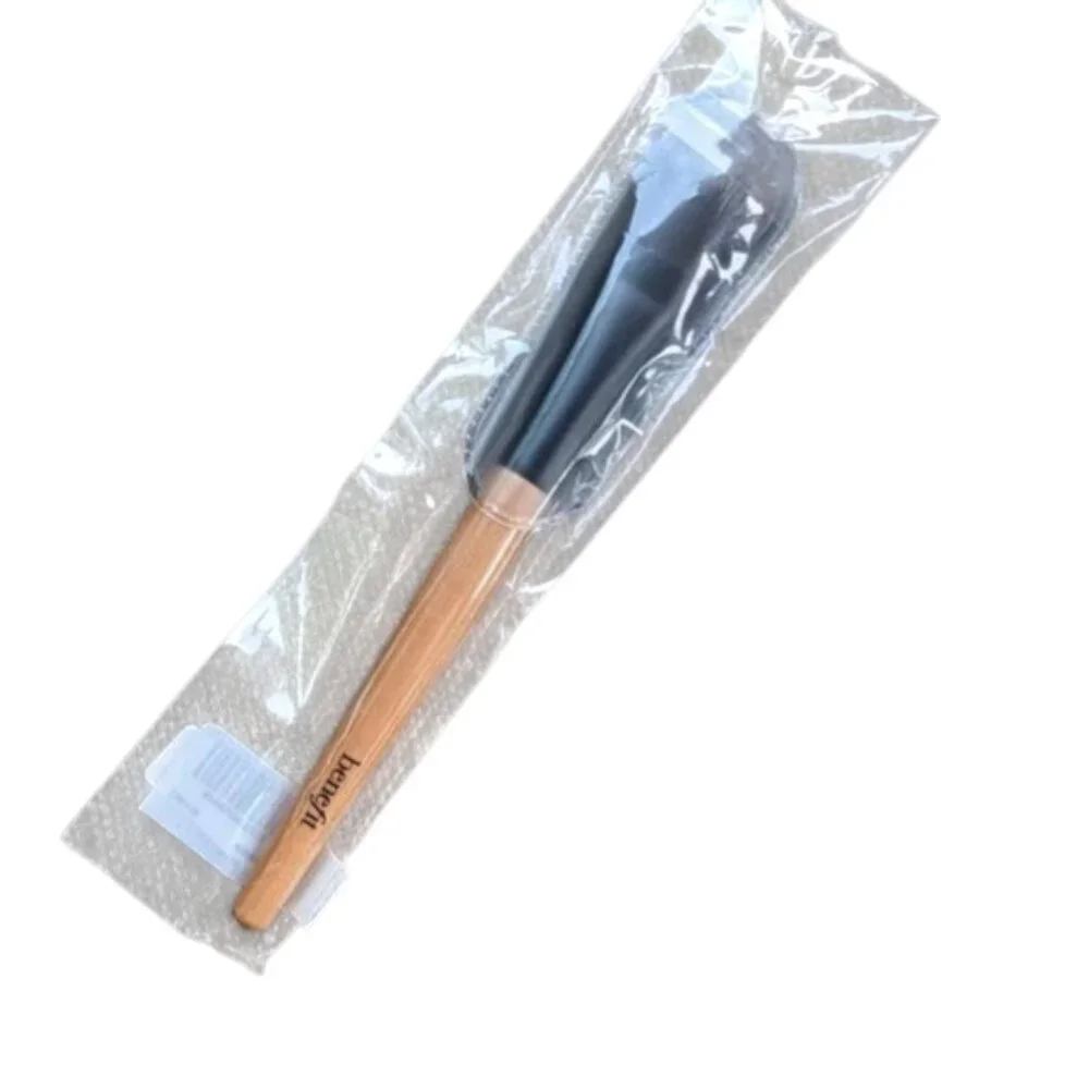 Benefit Cosmetics Foundation Brush NWT